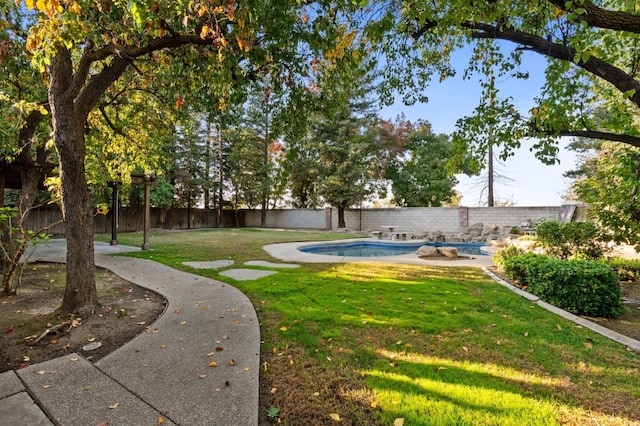 view of yard featuring a fenced in pool