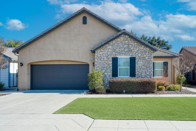 view of front of house featuring a front lawn