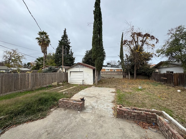 view of yard with a garage and an outdoor structure