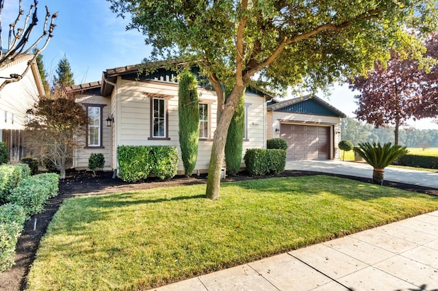 view of front of house with a front lawn and a garage