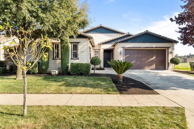 view of front facade featuring a front lawn and a garage