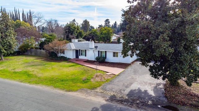 view of front of home with a front lawn