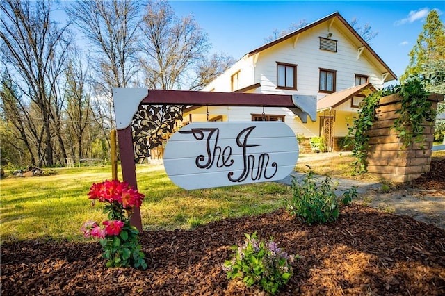 community sign with a yard