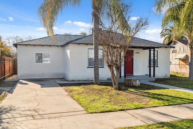 view of front facade with a front yard