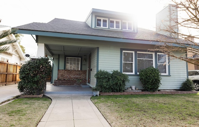 view of front of house featuring a front lawn