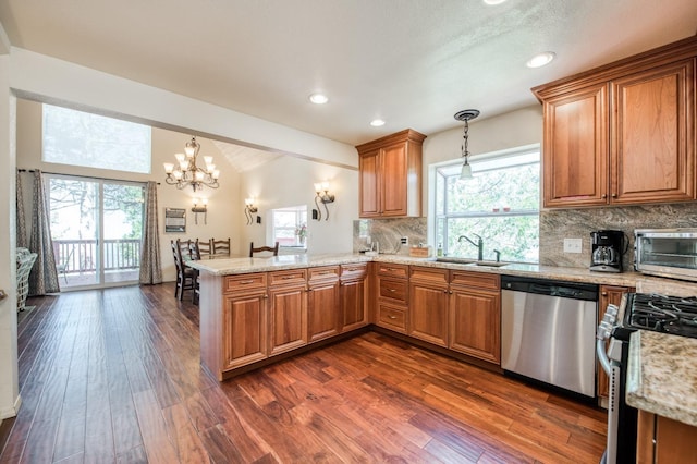 39722 Crest Point Ln, Shaver Lake, CA 93664 - kitchen featuring stainless steel appliances, a sink, a peninsula, backsplash, and a chandelier