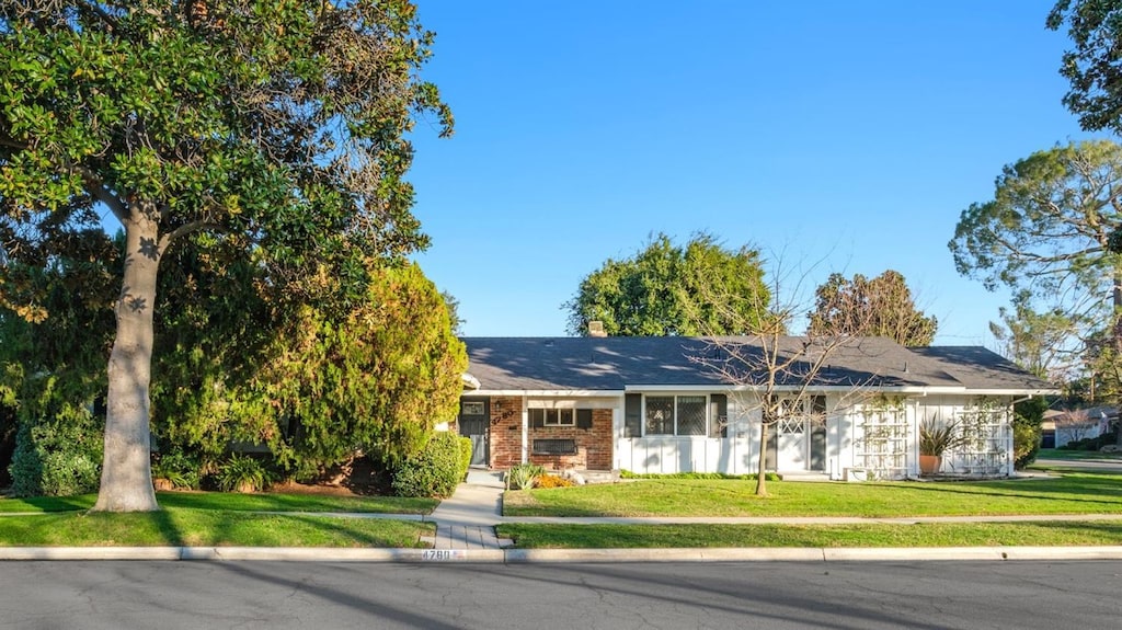 view of front of house featuring a front yard