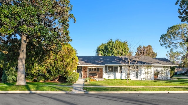 view of front of house featuring a front yard