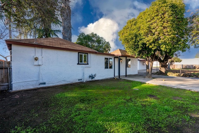 view of front of house with a front lawn