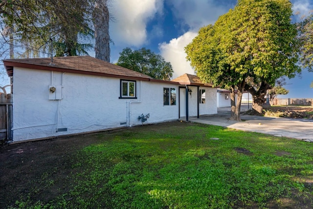 view of front of house with a front lawn