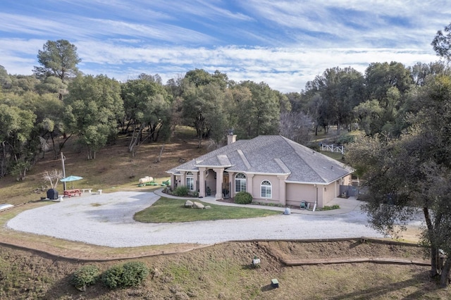 view of front of house featuring a front lawn