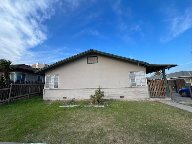 view of side of property featuring a lawn