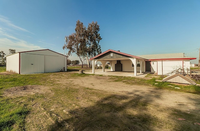 view of yard with an outdoor structure