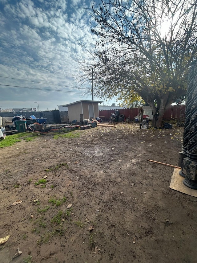 view of yard featuring an outbuilding