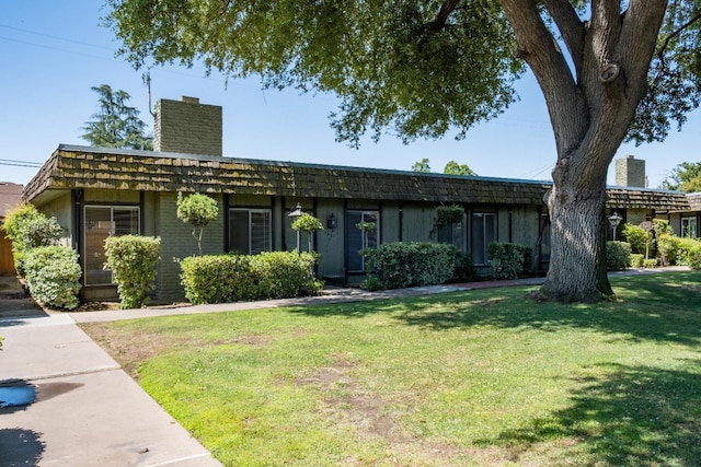 ranch-style home featuring a front lawn