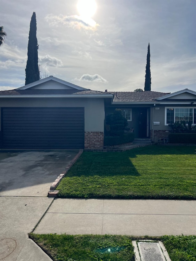 view of front of property featuring a front lawn and a garage