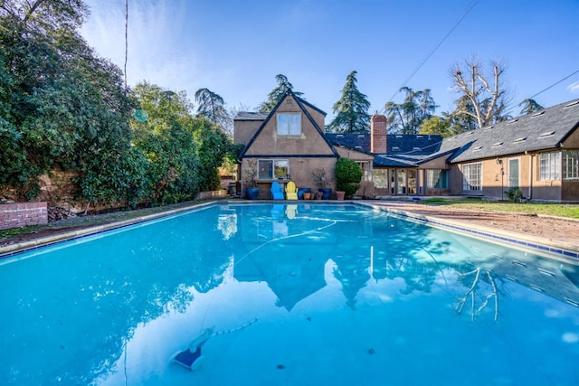 view of swimming pool