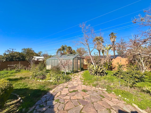 view of yard with an outbuilding