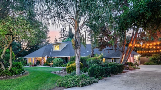 view of front of house featuring a yard