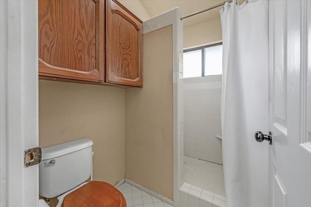 bathroom featuring a shower with shower curtain and toilet