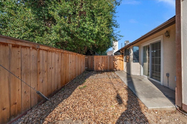 view of yard featuring a patio