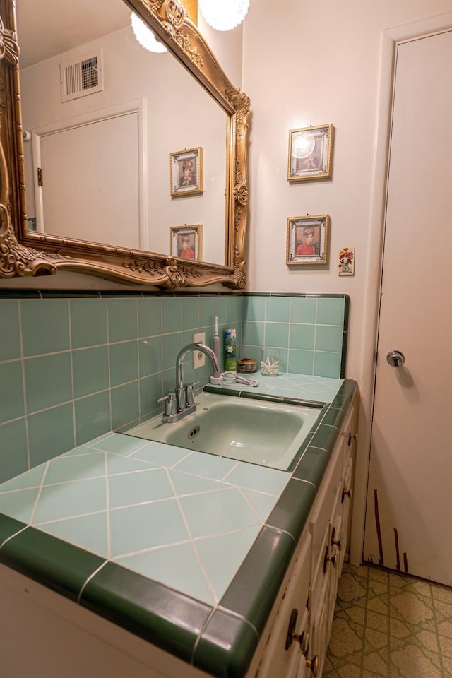 bathroom featuring decorative backsplash and vanity