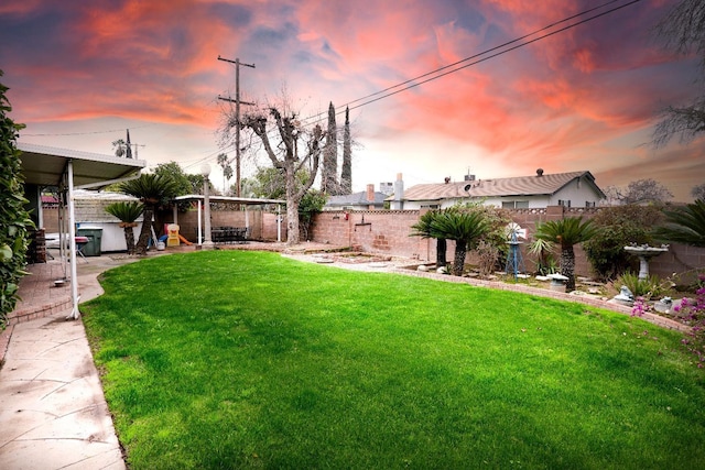 view of yard at dusk