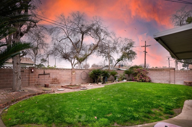 view of yard at dusk