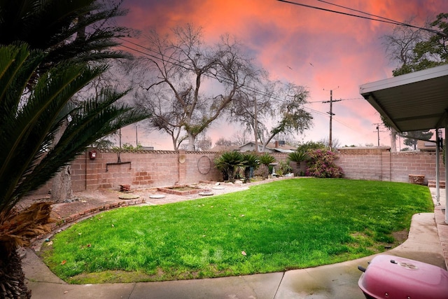 view of yard at dusk