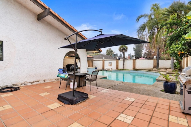 view of swimming pool featuring outdoor dining space, fence, a fenced in pool, and a patio