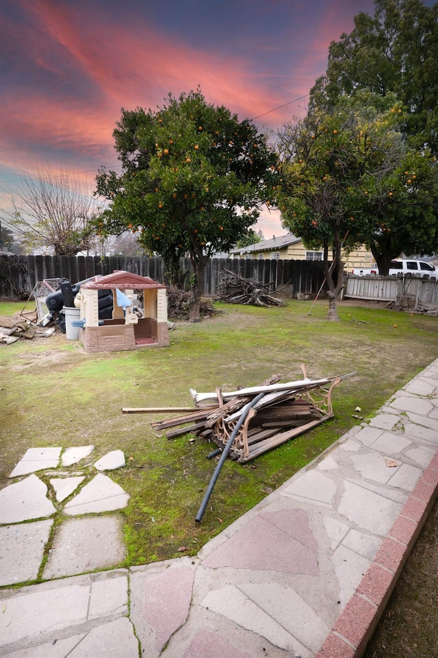 view of yard at dusk