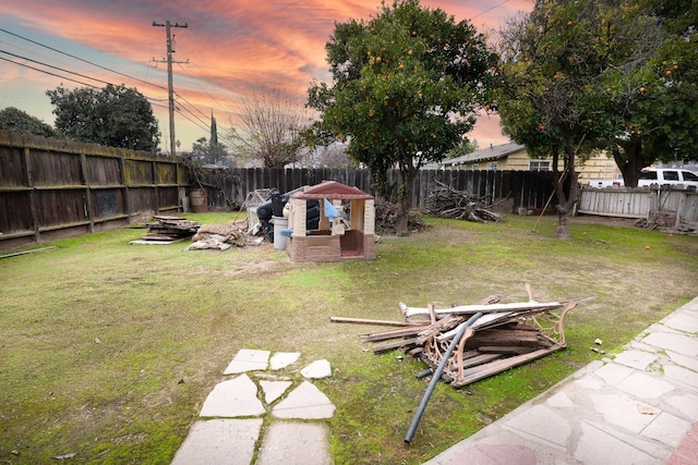 view of yard at dusk