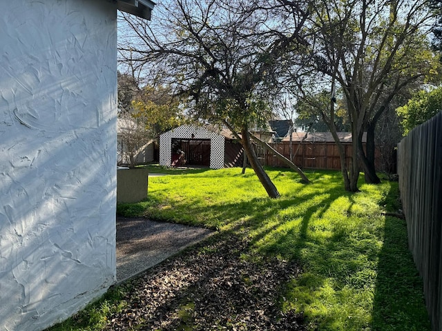 view of yard featuring an outdoor structure