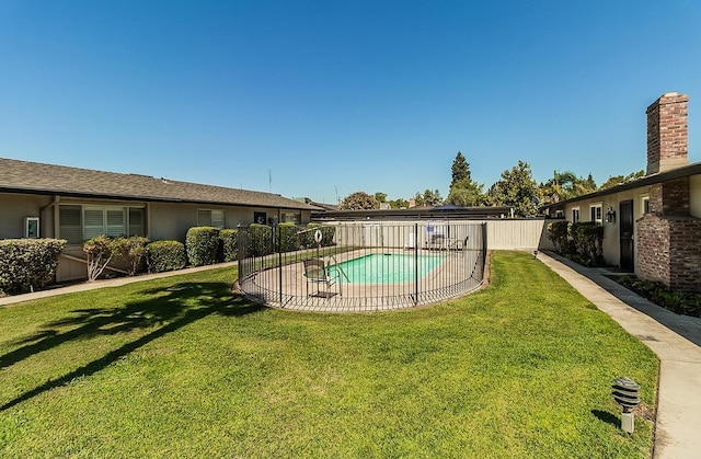 view of swimming pool featuring a yard