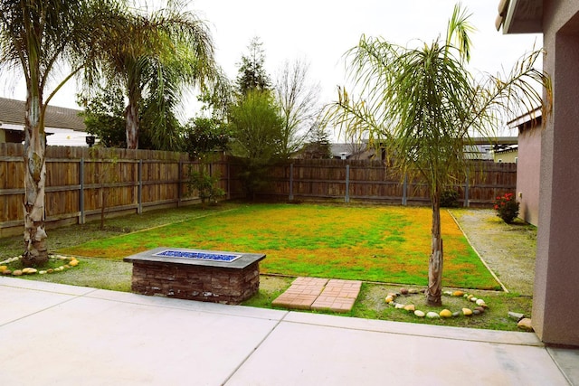 view of yard featuring an outdoor fire pit