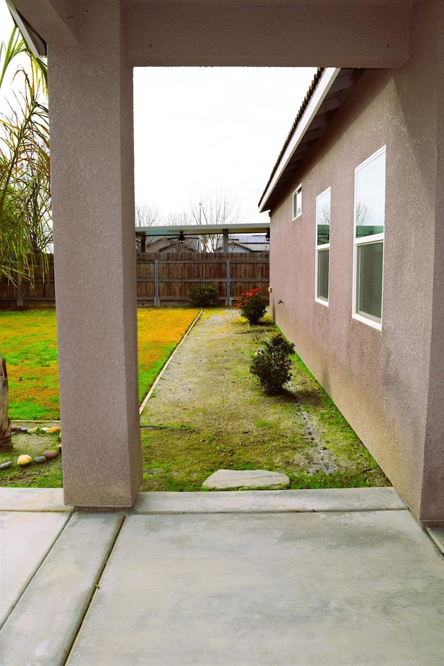 view of yard featuring a patio