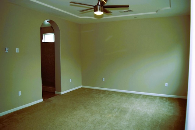 unfurnished room with carpet flooring and ceiling fan