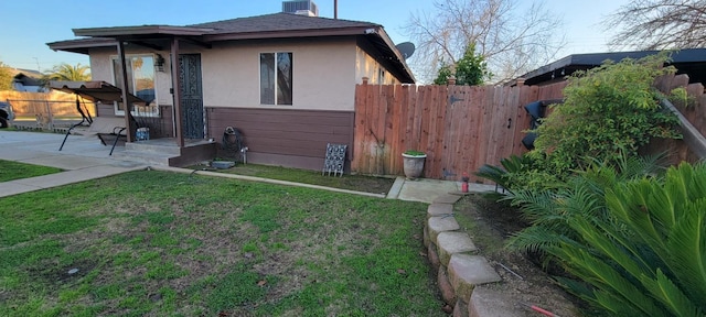 view of front facade featuring a patio and a front lawn