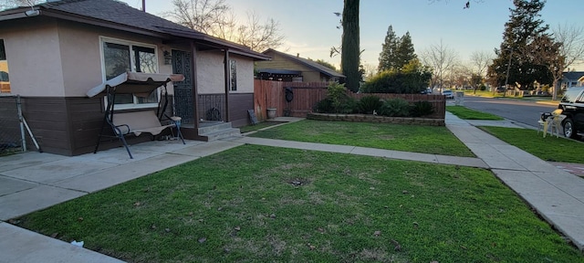 view of yard at dusk