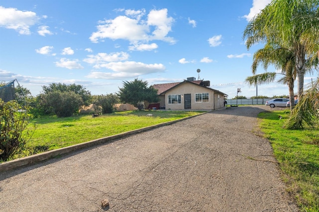 ranch-style house featuring a front yard