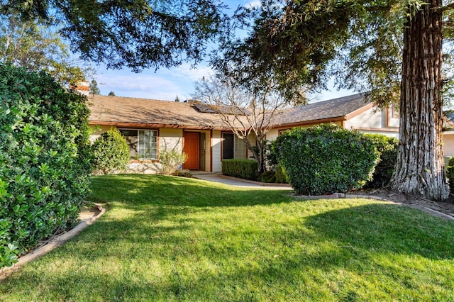 single story home featuring a front lawn