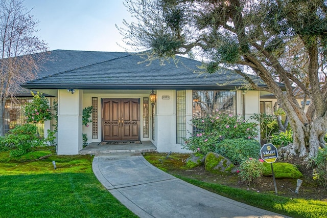 property entrance featuring a yard