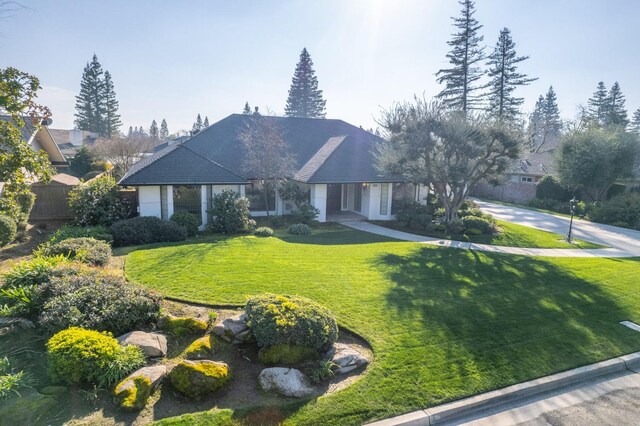 view of front of home featuring a front lawn