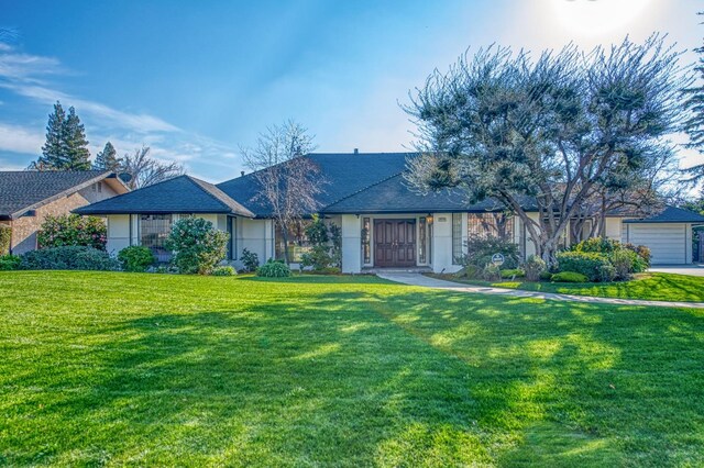 ranch-style house featuring a front yard