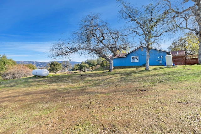 view of yard featuring a mountain view