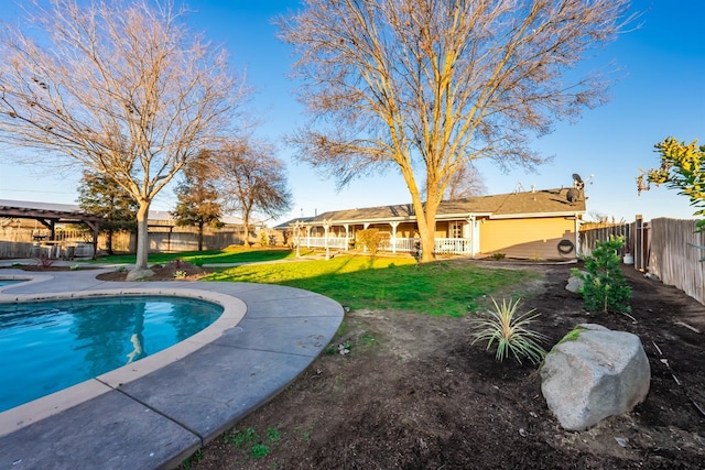 view of swimming pool featuring a lawn