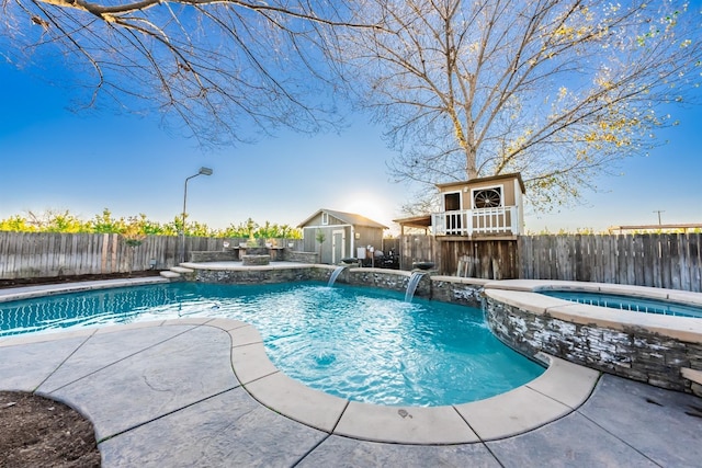 view of pool featuring an in ground hot tub and pool water feature