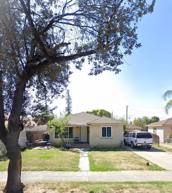 view of front of property featuring a front lawn