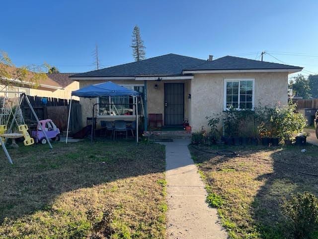 view of front of property featuring a front lawn