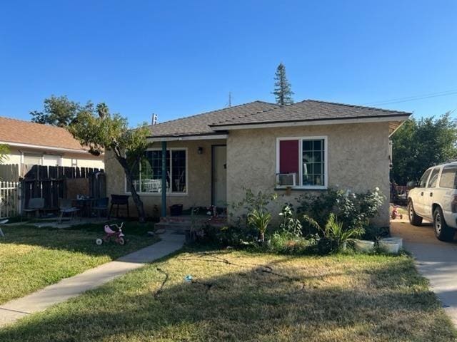 bungalow-style house featuring a front lawn